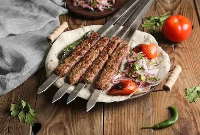 <strong>�ki kritik bozulma g�r�ld�</strong><br>Yap�lan beyin MR taramalar�nda iki kritik dokusal bozulma �n plana ��kt�. Bunlardan ilki beynin farkl� b�lgeleri aras�ndaki ileti�imi sa�layan beyaz maddede parlak alanlar �eklinde beliren lezyonlar. Di�eri ise kan ak���n�n azalmas� veya kesilmesi neticesinde i�levini kaybeden mikroskobik beyin dokular�.