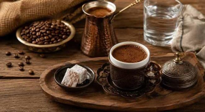 Osmanl� gelene�inde de �nemli bir yere sahip olan, <strong><em>“bir fincan�n 40 y�l hat�r� var” </em></strong>deyimi ile kahvenin yeri di�er i�eceklere k�yasla ayr�l�yor.