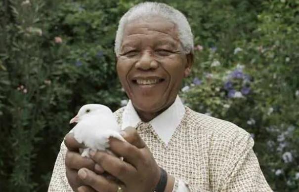 <h3>NELSON MANDELA | KHULU</h3> <p> Anlam�: B�y�k, �st�n, g�rkemli anlam�na gelir </p> <p> Eski G�ney Afrika Ba�kan�</p>