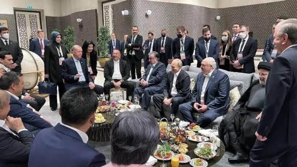 <h3>BA�ARILARI VE BA�ARISIZLIKLARIYLA DA BA�LANTILI OLAB�L�R</h3> <p> Liderlerin lakaplar�, genellikle onlar�n belirli bir d�nemdeki ba�ar�lar� veya ba�ar�s�zl�klar� ile ili�kilendirilir. �rne�in, ekonomik reformlar ger�ekle�tiren bir lider, bu alandaki ba�ar�lar� nedeniyle belirli bir unvanla an�labilir.</p> <p> Ayn� �ekilde, sava� zaman�nda �lkesini savunan bir lider de cesareti ve kararl�l��� ile tan�nan bir lakap alabilir.</p>