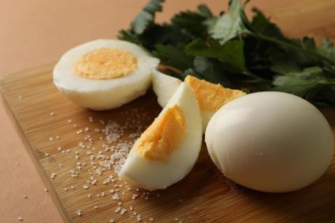 <p><b>HA�LANMI� YUMURTA ODA  SICAKLI�INDA NE KADAR DAYANIR?</b></p><p>Ha�lanm�� yumurtalar�n uzun s�re oda s�cakl���nda  bekletilmesi �nerilmiyor.</p><p>FDA taraf�ndan payla��lan bilgilere g�re pi�mi� yumurtalar,  normal oda s�cakl���nda 2 saatten fazla bekletilmemeli. </p><p>Ortam s�cakl���n�n 32 derecenin �zerine ��kt��� durumlarda  ise bu s�re 1 saate d���yor.</p><p>Belirtilen s�relerin a��lmas� durumunda, yumurtan�n  g�r�n�m�nde herhangi bir de�i�iklik olmasa bile t�ketilmemesi gerekiyor.</p>
