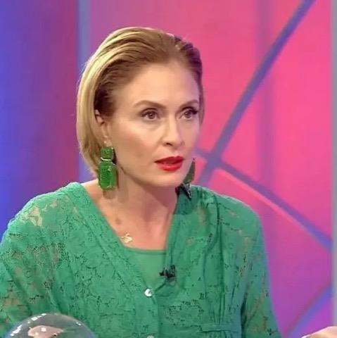 <p>CEYDA D�VENC�?N�N �T�RAFI G�NDEM OLDU</p> <p>�nl� sunucunun sevdiklerinin cenazelerine kat�lmama nedenini a��klamas� sosyal medyada geni� yank� uyand�rd�. D�venci?nin s�zlerini anlay��la kar��layan ve kendisine destek veren kullan�c�lar�n yan� s�ra a��klamas�na farkl� a��lardan yakla�anlar da oldu.</p>