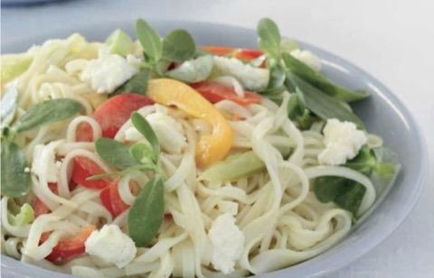 <h3>MAKARNA VE P�R�N� T�KETMEK YASAK DE��L</h3> <p>Ara�t�rmac�lar, sa�l�kl� beslenmek i�in b�t�n karbonhidratlar�n tamamen kesilmesi gerekmedi�ini vurgulad�. Makarna, basmati pirinci, bulgur ve pirin� eri�tesi gibi besinlerin glisemik indeksleri ve haz�rlanma bi�imleri dikkate al�narak dengeli bir beslenme d�zenine dahil edilebilece�i belirtildi.</p>