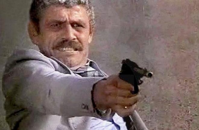 <p>C�neyt Ark�n'dan Kemal Sunal'a kadar T�rk sinemas�n�n alt�n kadrosundaki pek �ok efsane isimle ayn� seti payla�an ve kariyeri boyunca 600'� a�k�n projede boy g�steren usta oyuncu �hsan Gedik, T�rk filmlerinin unutulmaz "k�t� adam�" olarak haf�zalara kaz�nd�.</p> <p>�konik kavga sahnelerinin aranan y�zlerinden olan 84 ya��ndaki usta oyuncunun son g�r�nt�leri ise g�renleri �zd�.</p>