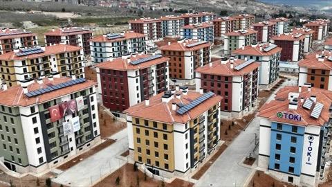 <h3>�STANBUL TOK� K�RALIK KONUT KURASINDA SON DURUM</h3> <p>30 Ekim 2026 itibar�yla �stanbul TOK� kiral�k sosyal konut projesinde ilk 1.071 konut i�in kura �ekiminin kesin g�n� ve saati hen�z a��klanmad�. Bakan Murat Kurum, kura ve teslimat i�lemlerinin Kas�m 2026'da ger�ekle�tirilecek COP31 �klim Zirvesi'nin ard�ndan ba�lamas�n�n planland���n� duyurdu.</p> <p>Ba�vuru s�reci tamamlanan projede hak sahipleri kura y�ntemiyle belirlenecek. Kura tarihi, sonu� sorgulama i�lemleri ve anahtar teslim takvimine ili�kin yeni duyurular TOK�'nin resm� kanallar�ndan takip edilebilecek.</p>