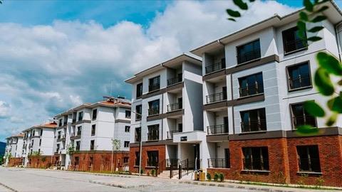 <h3>TOK� K�RALIK KONUTLARDA �LK YIL ZAM YAPILACAK MI?</h3> <p>�stanbul TOK� kiral�k sosyal konut projesinde a��klanan ko�ullara g�re konutlar�n teslim edilmesinden sonraki ilk 12 ay boyunca kira bedellerine zam yap�lmayacak.</p> <p>�lk 12 ayl�k d�nemin ard�ndan kira art��lar�, projeye ili�kin s�zle�me ko�ullar� ve T�FE esas al�narak ger�ekle�tirilecek.</p>