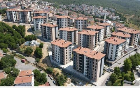 <h3>�STANBUL TOK� K�RALIK KONUTLAR HANG� �L�ELERDE?</h3> <p>�stanbul'da ilk etapta kiraya verilecek 1.071 sosyal konut, Anadolu ve Avrupa yakas�ndaki 12 il�eyi kapsayan d�rt ayr� b�lgede bulunuyor.</p> <p>A��klanan b�lgesel konut da��l�m� ��yle:</p> <ul> <li>Ba�ak�ehir, Gaziosmanpa�a, Beyo�lu ve G�ng�ren: 360 konut</li> <li>Maltepe, Tuzla ve Kartal: 330 konut</li> <li>Ata�ehir, Sancaktepe, �mraniye ve �sk�dar: 291 konut</li> <li>Arnavutk�y: 90 konut</li> </ul> <p>Toplam 1.071 konutun yer ald��� projede a��klanan rakamlar il�e gruplar�na ait toplamlar� g�steriyor.</p>