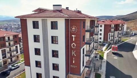 <h3>TOK� K�RALIK KONUTLAR KA� YILLI�INA VER�LECEK?</h3> <p>�stanbul TOK� kiral�k sosyal konutlar� hak sahiplerine �� y�ll���na kiralanacak. Bu s�re boyunca vatanda�lar�n kira s�zle�mesinde belirtilen ko�ullara uymas� gerekecek.</p> <p>�� y�ll�k kiralama s�resinin tamamlanmas�n�n ard�ndan konutlar i�in yeniden kura y�ntemiyle hak sahipleri belirlenecek.</p>