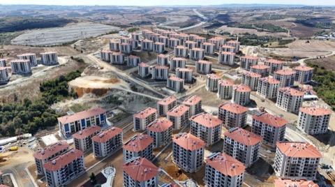 <h3>TOK� 1.071 K�RALIK KONUT KURA TAR�H� A�IKLANDI MI?</h3> <p>TOK�'nin �stanbul'daki 1.071 kiral�k sosyal konutuna ili�kin kesin kura tarihi hen�z a��klanmad�. Bakan Murat Kurum'un a��klamas�yla �ekili�in planland��� d�nem netle�irken g�n ve saat bilgisi bekleniyor.</p> <p>�lk etapta kura i�lemlerinin ekim ay�nda yap�lmas� �ng�r�l�yordu. Ancak son a��klamalarda kas�m ay�nda d�zenlenecek COP31 �klim Zirvesi sonras�na i�aret edildi.</p>