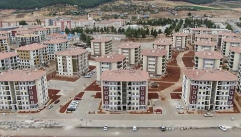 <h3>TOK� K�RALIK KONUT BA�VURU �ARTLARI NELER?</h3> <p>�stanbul TOK� Kiral�k Sosyal Konut Projesi'nden yararlanmak isteyen vatanda�lar i�in belirlenen temel ko�ullar aras�nda gelir, ikamet ve konut sahipli�i �artlar� bulunuyor.</p> <p>A��klanan ba�l�ca ba�vuru �artlar� ��yle:</p> <ul> <li>18 ya��n� tamamlam�� olmak.</li> <li>T�rkiye Cumhuriyeti vatanda�� olmak.</li> <li>Evli olmak.</li> <li>En az bir y�ld�r �stanbul'da kesintisiz ikamet etmek.</li> <li>Ayl�k ortalama hane halk� net gelirinin 100.000 TL'nin alt�nda olmas�.</li> <li>Ba�vuru sahibinin �zerine tapuda kay�tl� konut bulunmamas�.</li> <li>TOK�'nin ilgili projelerinde ba�vuruya engel aktif hak sahipli�i bulunmamas�.</li> </ul> <p>Ba�vurular�n de�erlendirilmesinde projenin resm� �artnamesinde belirtilen ko�ullar esas al�n�yor.</p>