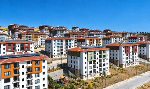 <h3>�STANBUL TOK� K�RALIK KONUT KURASI NE ZAMAN?</h3> <p>�stanbul TOK� kiral�k sosyal konut kuras�n�n Kas�m 2026'da yap�lmas� planlan�yor. �evre, �ehircilik ve �klim De�i�ikli�i Bakan� Murat Kurum'un son a��klamas�na g�re kura �ekimi ve anahtar teslim s�reci, Antalya'da ger�ekle�tirilecek COP31 �klim Zirvesi'nin ard�ndan ba�layacak.</p> <p>Ancak 30 Ekim 2026 itibar�yla ilk etapta kiraya verilecek 1.071 konut i�in kura �ekiminin yap�laca�� kesin g�n ve saat hen�z a��klanmad�. Resm� kura takviminin TOK� taraf�ndan duyurulmas� bekleniyor.</p>