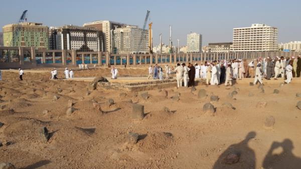 nc halife Hz. Osman Zinnureyn, balangta cennetu'l Baki dnda bir mevkiye defnedilmiken, zamanmzda mezarlk onun kabrini de iine alacak ekilde geniletilmitir.