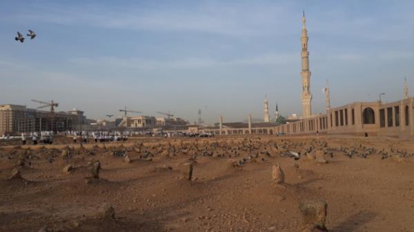 Mescid-i Nebevi'nin dou tarafnda bulunan Baki Mezarln ziyaret etmek mstehaptr. Peygamber Efendimizi grme erefine nail olan, sesini duyan, onunla namaz klan ve slmiyet urunda hibir fedakrlktan ekinmeyen on bin civarnda sahabe bu mezarla defnedilmitir.