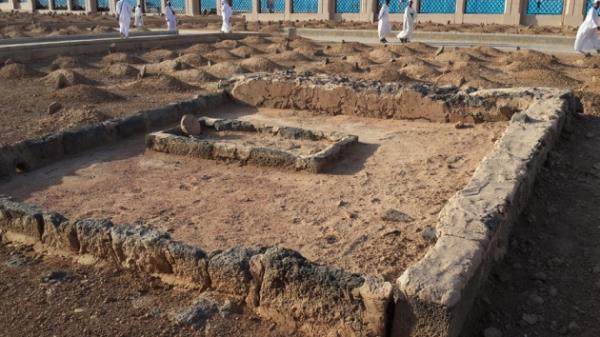 Peygamber Efendimizin kzlarna ait mezarlarn sol ksmnda yani kuzeyinde ise Hz. Aie, Sddka, Hafsa, Sevde, Zeynep binti Cah, mm Habibe mm Seleme, Cuveyriye ve Safiye validemiz medfun bulunuyorlar.