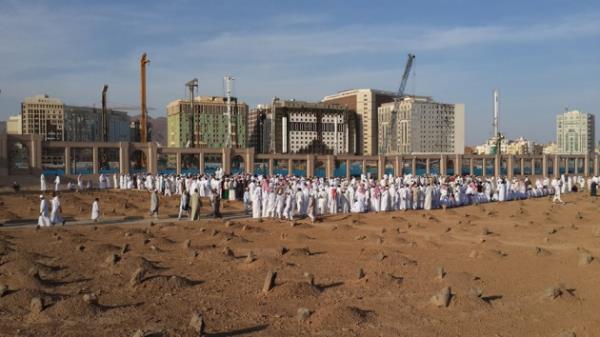 lk sakini, Osman bin Maz oldu ve peygamberimiz Hz. Muhammed, cenazenin defninden sonra, mezarn ba ve ularna yanndan getirdii ilk ta koyarak, "Bu ahirete ilk gidenimizdir" dedi.