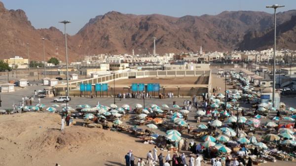 <p><b>UHUD EHTL</b></p>  Hicretin 3. ylnda, Uhud dann gneyindeki alanda, Mekke mrikleriyle Mslmanlar arasnda, cereyan eden savata ehid den, ashab- kiramn kabirleri burada bulunmaktadr. Bunlar arasnda Peygamber Efendimizin amcas ve slm ordusunun en yiit kahramanlarndan ehitlerin Efendisi Hz. Hamza da var. Bu kabirleri ziyaret etmek mstehabdr. Allah Resl (s.a.v), Uhud ehitlerini ziyaret ederdi. Hz. Fatma (r.a) da Uhud'da ehit olan amcas Hz. Hamza (r.a)'y sk sk ziyaret ederdi.