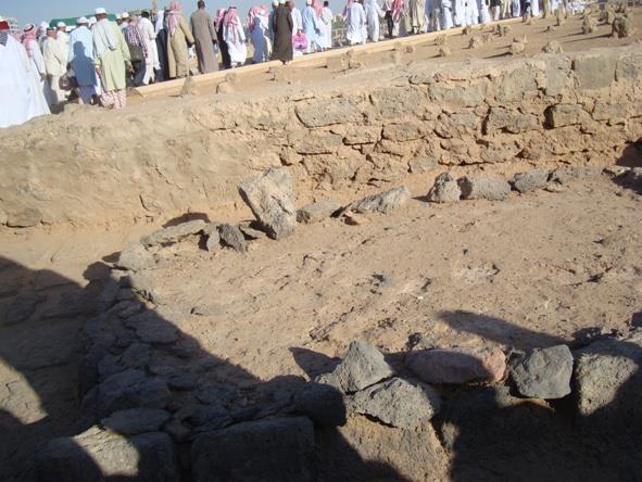 Ziyaret srasnda ziyaretilerin her hareketi Suudi grevliler tarafndan dikkatlice takip edilirken bu kabristanda da kadnlarn ziyaretine izin verilmiyor.