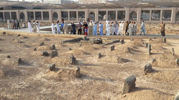 Daha ilerisinde (dousunda) 18 aylkken vefat eden Efendimizin olu brahim yatmakta.