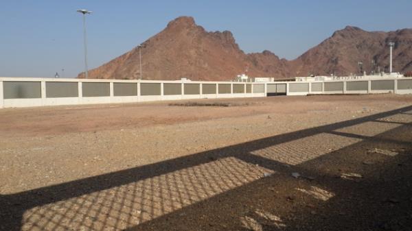 Sahih olan bir rivayete gre: Bir gn Hz. Peygamber, Hz. Ebu Bekir, Hz. mer ve Hz. Osman R.A. bu dan zerinde bulunduklar srada da sallanmaya balamtr. Hz. Peygamber, daa seslenerek "Ey Uhud yerinde dur senin zerinde, bir nebi, bir sddk ikide ehid var." demilerdir.