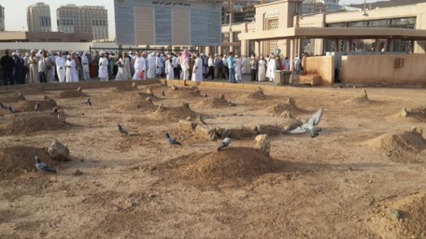 Burann hemen nnde az ilerisinde iki yol ayrmnda ise eyhl Kurra Nafi ve Maliki mezhebinin kurucusu mam Malik medfun.