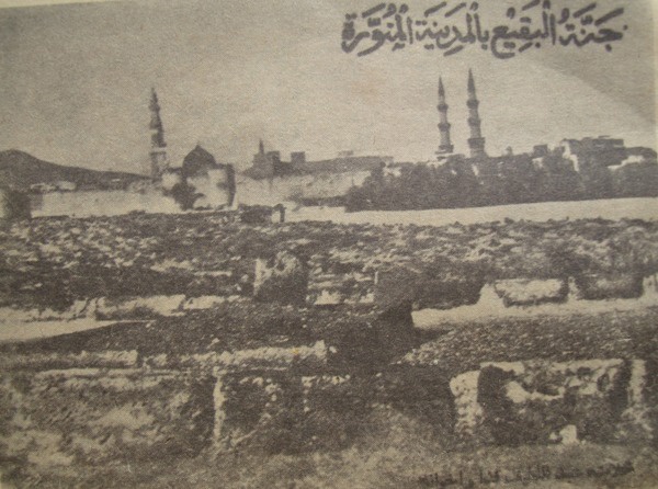 Suud ailesinin Hicaz'a hakim olmasndan sonra burada bulunan mezarlar tamamen dz bir sath haline getirilmi ve iine girilip ziyaret yaplmas yasaklanmtr.