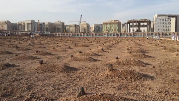 Hz. Abbas, Hz. Aie, Hz. Fatma, Sad b. Ebi Vakkas, Hz. Hasan gibi sahabe ile mam- Malik gibi Tabiundan bir ok byk zevat burada bulunmaktadr.