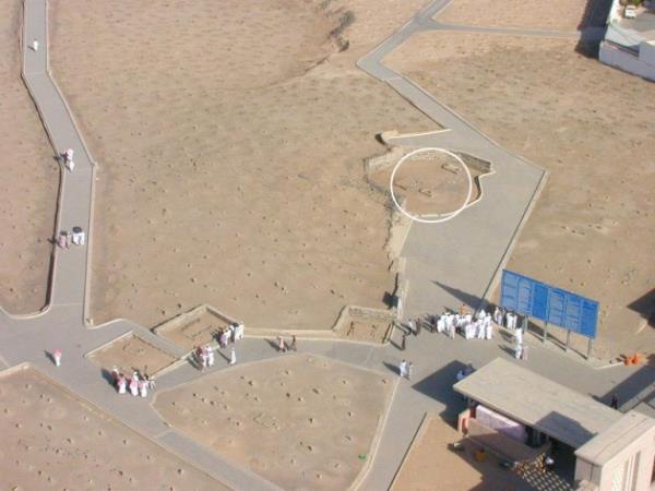 Mescid-i Haram tarafndaki girite hemen sa tarafta belli belirsiz iki mezardan birisi Hz. Fatmat-z Zehra validemize aitken, solundaki ise Efendimizin amcas Hz. Abbas'a ait.Fotorafta grlen ember iindeki alan...