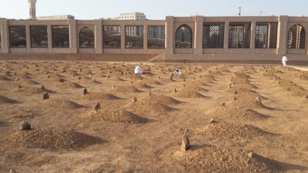 Baka bir kanaate gre el-Bak'ye ilk defa Osman b. Maz'un defnedilmitir.