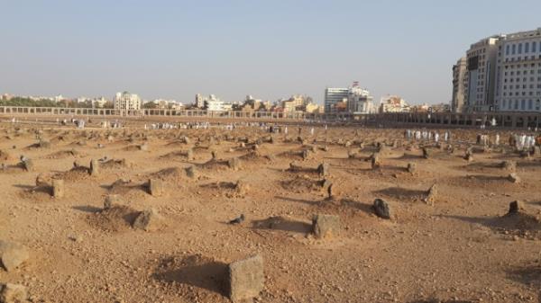 Bu mezarla ilk defnedilen sahab, slm'n Medine'de yaylmasnda byk emei geen ve slm'da ilk defa mslmanlara cuma namaz kldran Es'ad b. Zrare oldu.