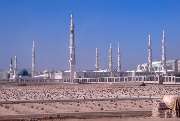 Peygamberin mescidinin hemen karsndaki Cennetl Baki Kabristanl'nn genel grnm....