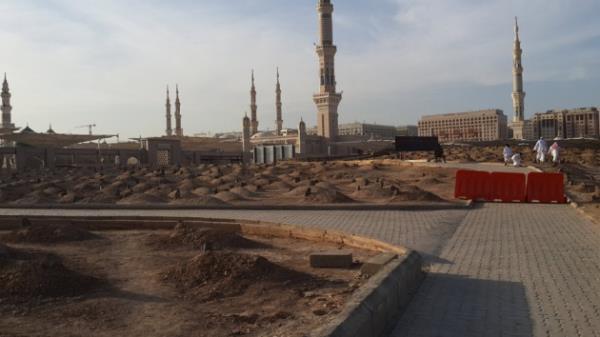 Kabirlerde sadece ba tarafn gsteren talar var ve kabirlerin kime ait olduklarna dair hi bir bilgi ve numara yer almyor.