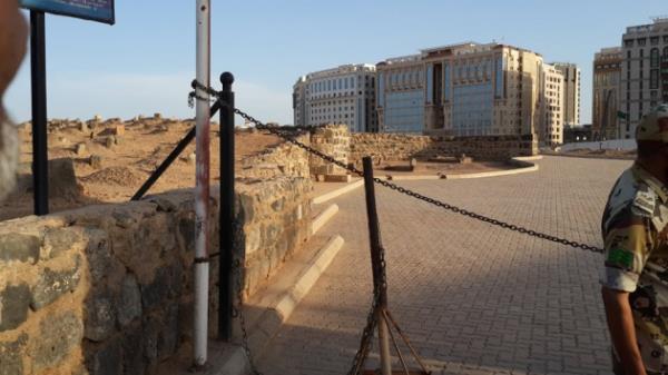 Peygamberimizin muhterem eleri Hazreti Aie ve kz Hz. Ftma da burada medfundurlar.