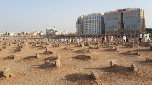 Mezarln ierisine girmek art olmamakla birlikte kaps ak olduunda ieri girilerek; kapal olduunda dardan ziyaret edilebilir. Ziyarette orada yatanlara selm verilir ve dua edilir.