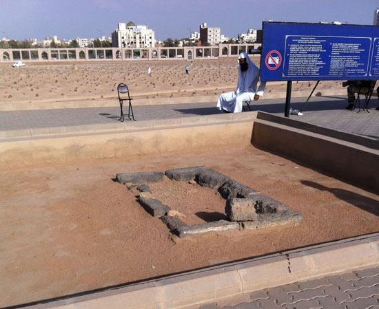 Giri kapsnn nndeki patikay takip edip mezarln ortasna vardmzda dier mezarlara gre evrilmi ve biriketlerle dikdrtgen bir mezar gsteren yap ise, Hz. Osman Bin Affan Efendimize ait.