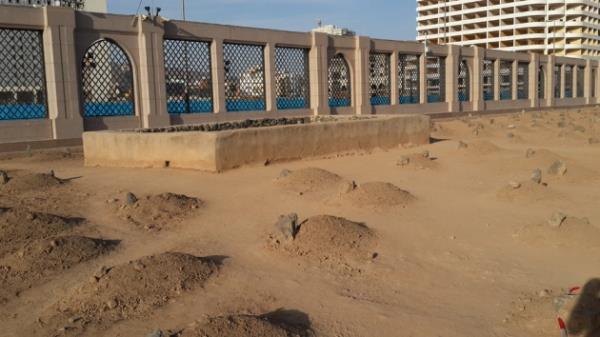 Giri kapsnn solunda ise Abdulmuttalib'in kzlar yani Efendimizin halalar Safiye, Atika ve mm Benun yer almaktadr.