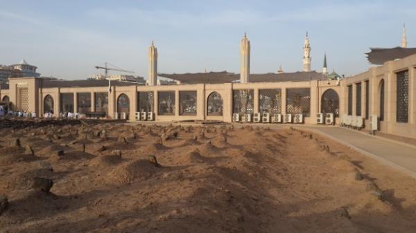 Mescid-i Nebevi'nin hemen yan banda yksek ve kaln demir korkuluklarla koruma altna alnan binlerce sahabenin medfun olduu Cennet'l-Baki kabristan sabah namazndan sonra ve ikindi namaz sonras ksa bir sreliine ziyarete alyor.