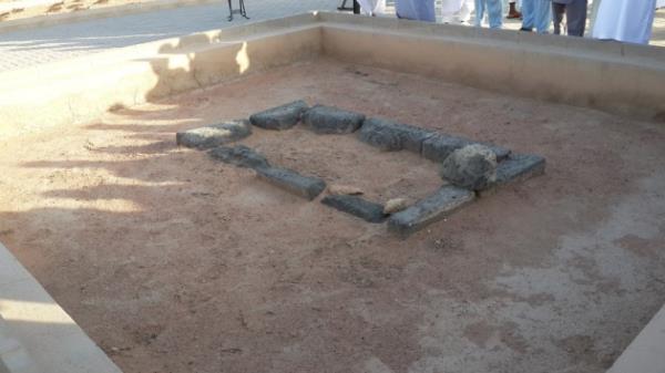 slam'n 3. Halifesi Hz. Osman, Peygamberimizin amcas Hz. Abbas, cennet ile mjdelenen 10 sahabiden biri olan Abdurrahman bin Avf, Mslmanl seen yedinci kii olan Sa'd bin Ebi Vakkas, Maliki mezhebinin kurucusu mam Malik Hazretleri, Peygamberimizin st annesi Halime, halas Safiye, bata Hz. Aye validemiz olmak zere Peygamberimizin zevceleri ve kzlar, Peygamberimizin torunu ve Hz Ali'nin olu Hz. Hasan ve daha niceleri burada yatmaktadr.