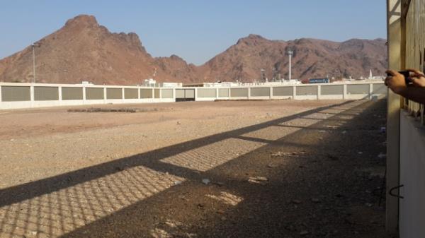 Uhud Da, Medinenin kuzeyinde,  mil uzaklkta, krmzya alan rengiyle ve cazip ekliyle grenlere ferahlk veren, sevimli bir dadr. Resul Ekrem Medine-i Mnevvere'ye her geliinde, Uhud Da'n grnce neelenir ve bu nee yznden okunurdu.