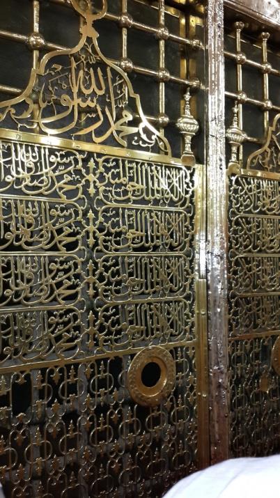 Cennet'l Baki, Mescid-i Nebevi'de Peygamber(sav), Hz. Ebubekir ve Hz. mer'in kabirlerini selamladktan sonra k kapsnn tam karsna der.