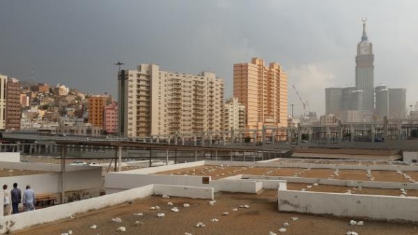 Cennetl Mualla'nn etrafn evreleyen gkdelenler dikkat ekerken bugn de kabristanla defin ilemleri yaplmaktadr.