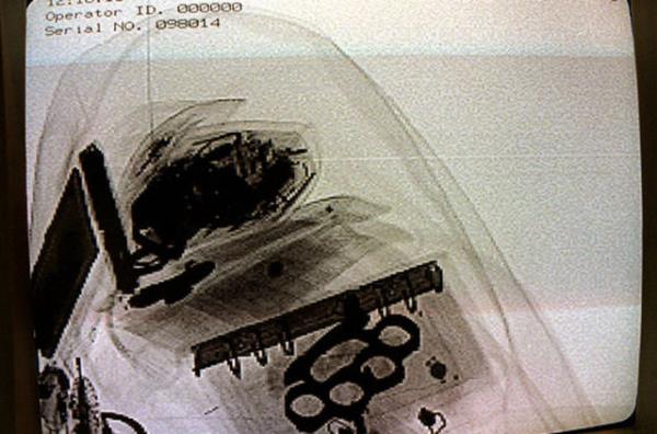 Gvenlik cihazndan geen bir antann iinden gzkenler...
