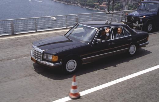 Babakan Turgut zal ve ei Semra zal Fatih Sultan Mehmet Kprs'nden geerken...