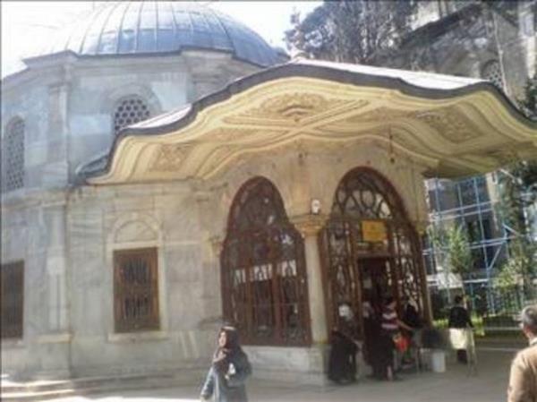 Fatih'in yaptrd eserler kmesi (klliye) iinde cami, medrese, hastahane, misafirhane, imaret, hamam, kervansaray, okul, ktphane ve trbeler (Fatih Sultan Mehmet Trbesi, Glbahar Hatun Trbesi, Nakdil Valide Sultan Trbesi) vard.