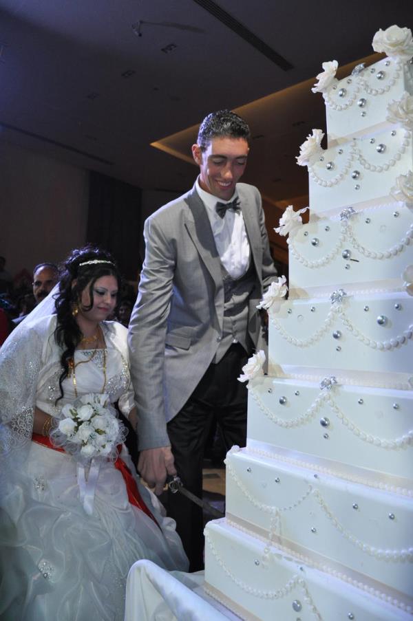 ''Dnyann en uzun boylu adam'' unvann 2 metre 51 santimetre boyu ile koruyan Sultan Ksen ile Suriye asll Merve Dibo, Mardin'de yaplan dnle dnya evine girdi. Dn pastasn Damat ile gelin beraber kesti.