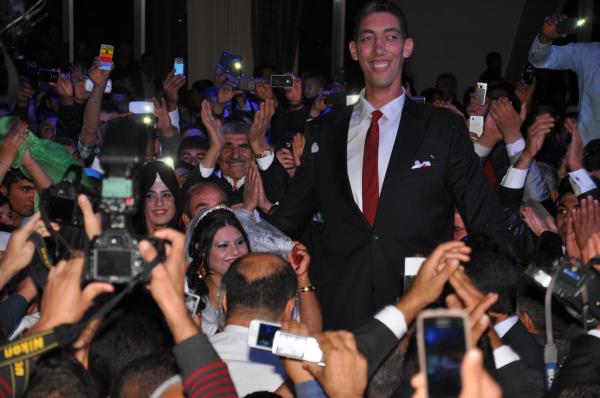 Trkiye ve yurt dndan gelen ok sayda misafir, Ksen ve Dibo'yu yalnz brakmad. Dn salonuna giren ift, youn ilgiyle karlat. Dibo ile dans eden Ksen, yapt konumada, hayatnn akn bulmasndan dolay ok mutlu olduunu belirterek, "Bu gece dnmz var. Duygularm konuarak ifade edemiyorum. Dnyann en mutlu insanym. nallah en kt gnmz de byle olur" dedi.