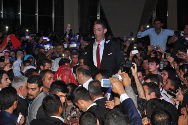 Ksen'in ei Dibo da Sultan ile evlenmekten dolay mutlu olduunu dile getirerek, "Hayatmn akn buldum. Bu mutluluun daim olmasn temenni ederim" diye konutu.