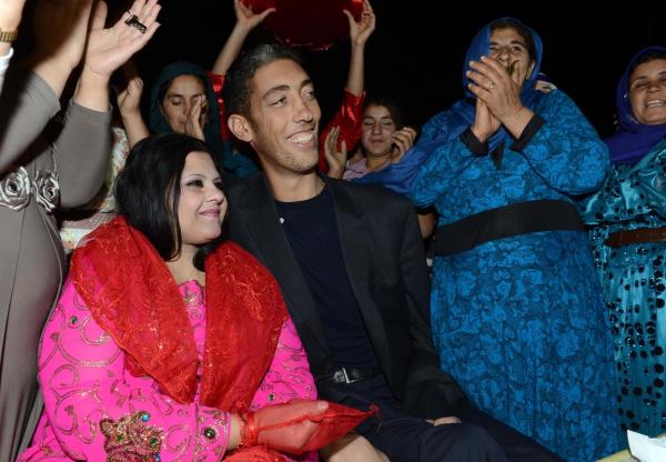 2 metre 51 santimetre boyu ile "dnyann en uzun boylu adam" unvann koruyan Sultan Ksen dnya evine giriyor. Mardin'in Derik ilesine bal Dede kynde yaayan, boyunun yansra 27,5 santimetre uzunluundaki el ve 36,5 santimetrelik ayaklaryla da Guinness Rekorlar Kitab'na giren ve yaklak 5 yldr rekoru kimseye kaptrmayan dev adam Ksen, "hayatmn ak" dedii Suriye asll Merve Dibo (solda) ile hayatn birletiriyor. Sultan Ksen ve Merve Dibo iin Dede Kyde kna treni dzenlendi.