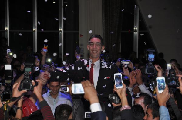 Gelin Merve Dibo'nun evraklarnn yetimemesi nedeniyle resmi nikahlarnn birka gn ertelendii bildirildi.