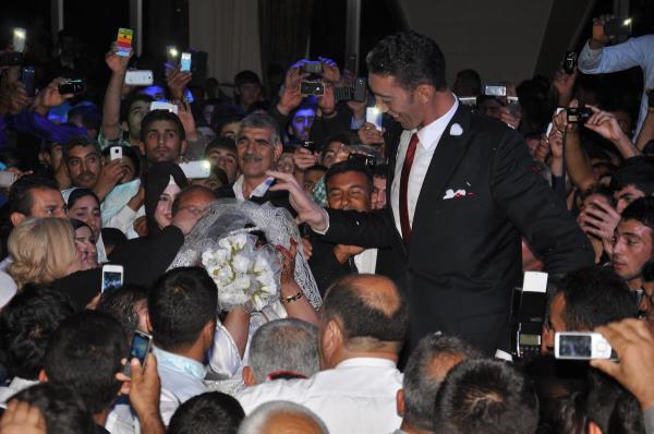 Dne katlan Mardin Valisi Ahmet Cengiz, ileri Bakan Muammer Gler'in kutlama mesajn ifte ileterek, Bakann Ankara'daki youn ileri nedeniyle dne katlamadn syledi.