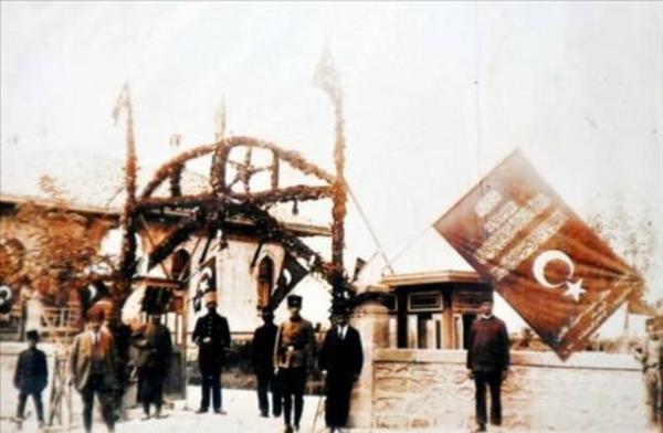 Tarihi kaytlar, Jahar'n Urduca Hamdart ve ngilizce Comrade isimli gazeteler kard, bu gazetelerde kaleme ald makalelerde, ngiliz ordusundaki Hintli Mslmanlarnn Trklere kar savamasna kar kmas gerekesiyle ngilizler tarafndan yarglanarak drt yl hapis cezasna arptrldndan bahsediyor.